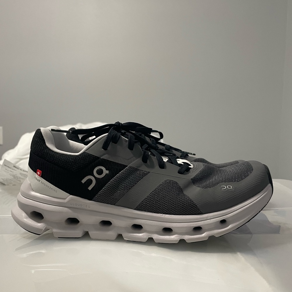 On Cloud runners eclipse/black color 8.5